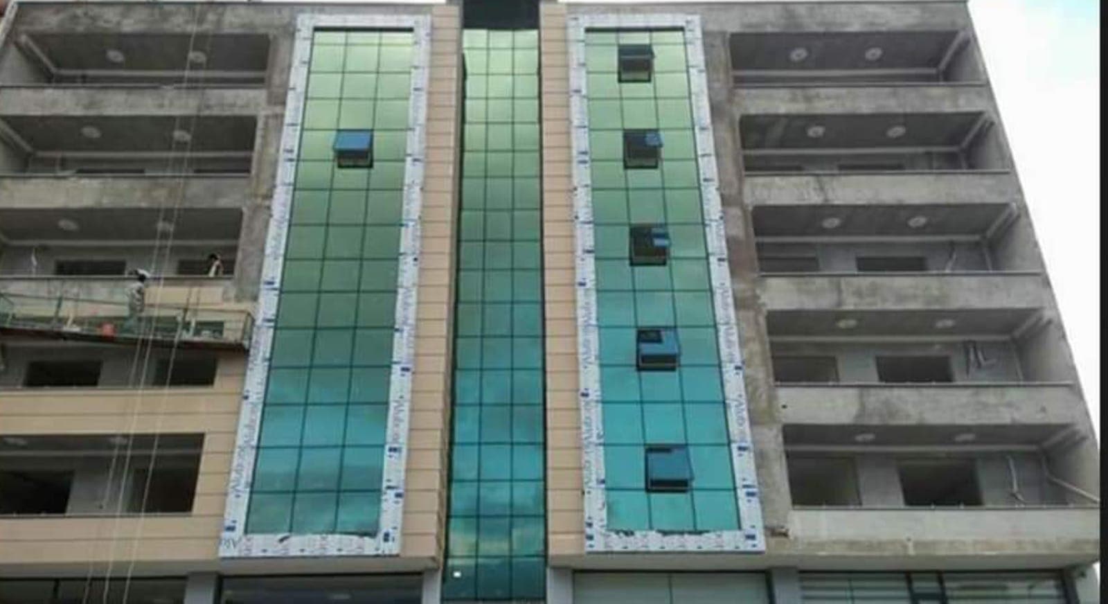 Çok katlı binada iki düşey cam cephe şeridi