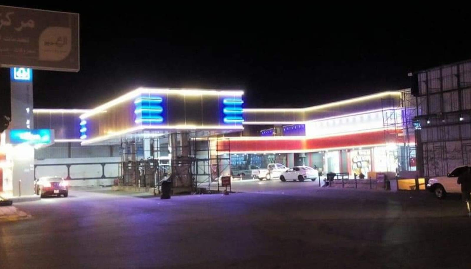 Geniş ticari yapının mavi ve beyaz gece aydınlatması