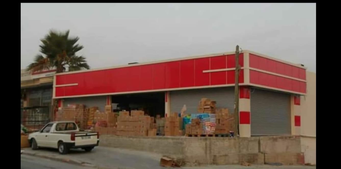 Kırmızı üst cephe kaplamalı tek katlı iş yeri