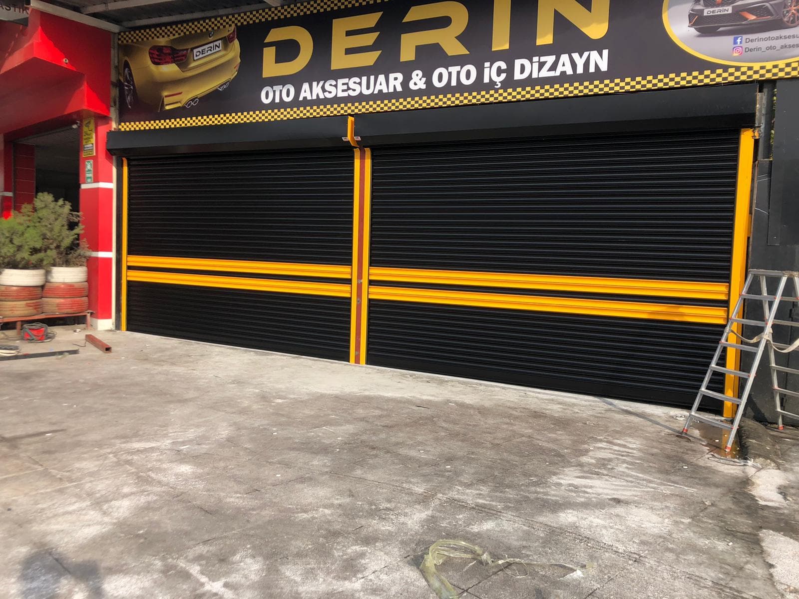 Oto aksesuar mağazasında sarı şeritli iki siyah kepenk
