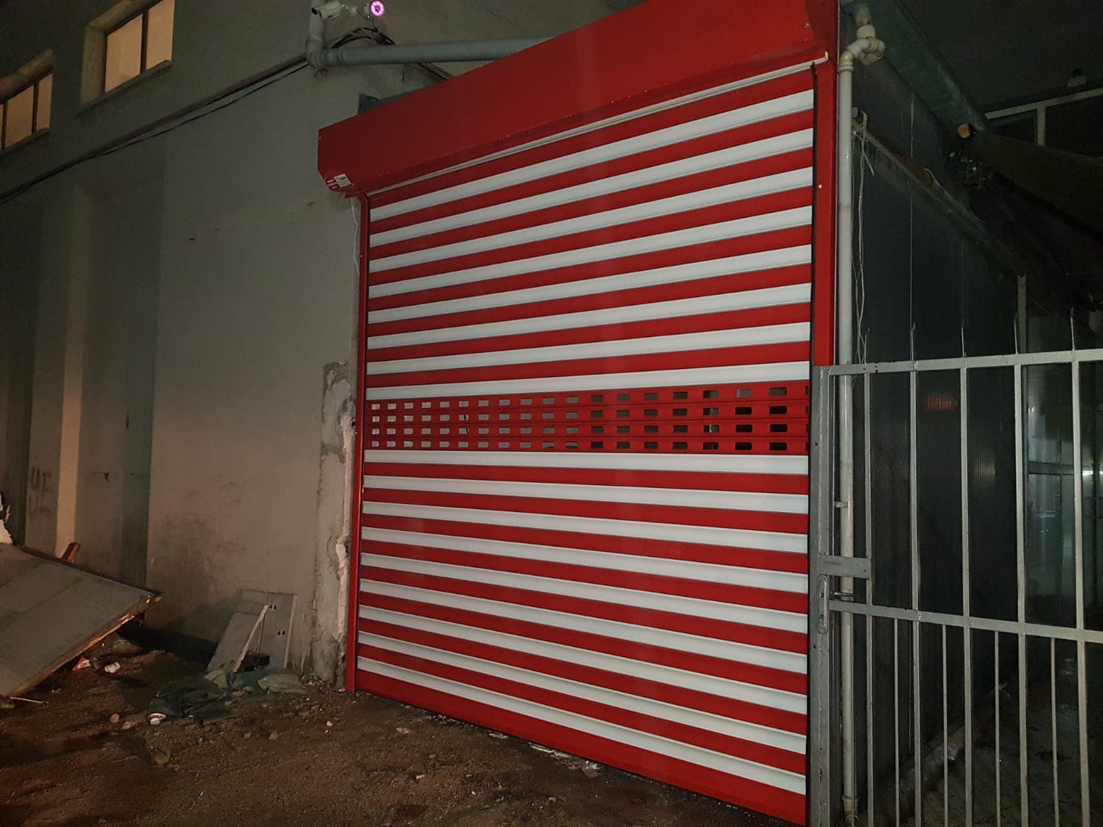 Kırmızı beyaz yatay bantlı dar kepenk