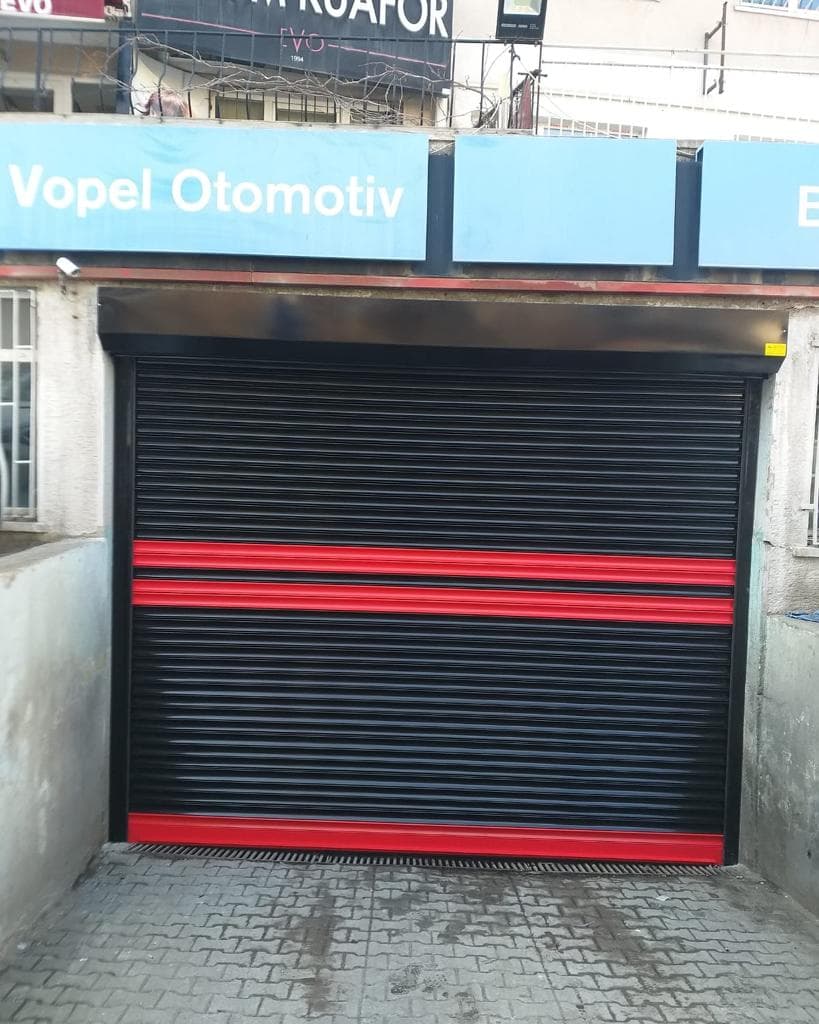 Otomotiv mağazasında kırmızı şeritli siyah kepenk