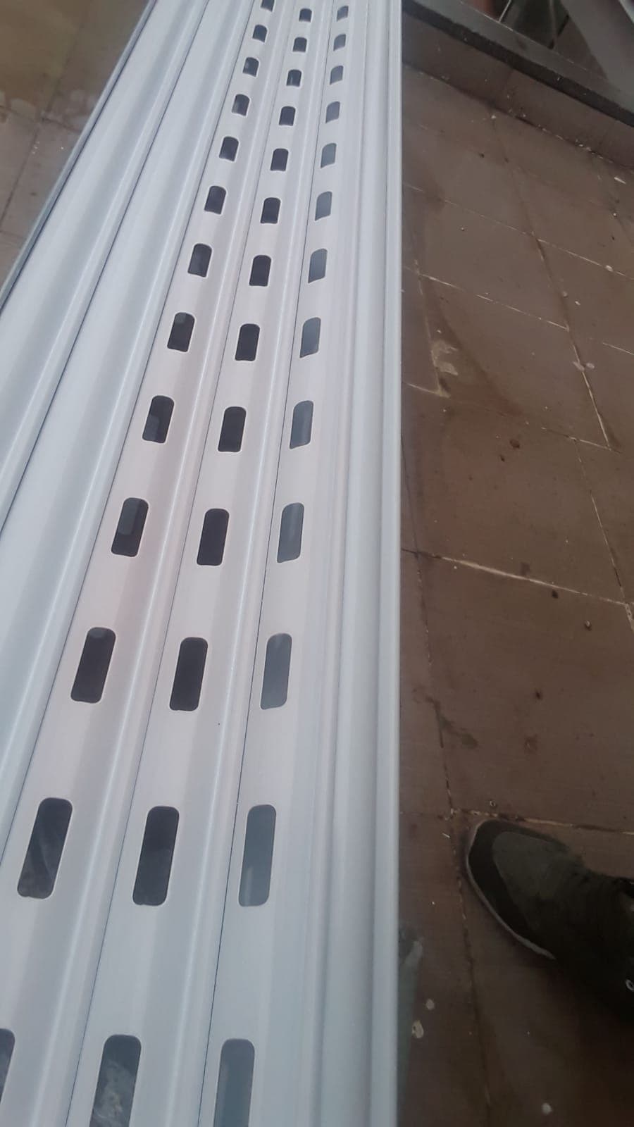 Açık renk delikli kepenk lamellerinin yakın detayı