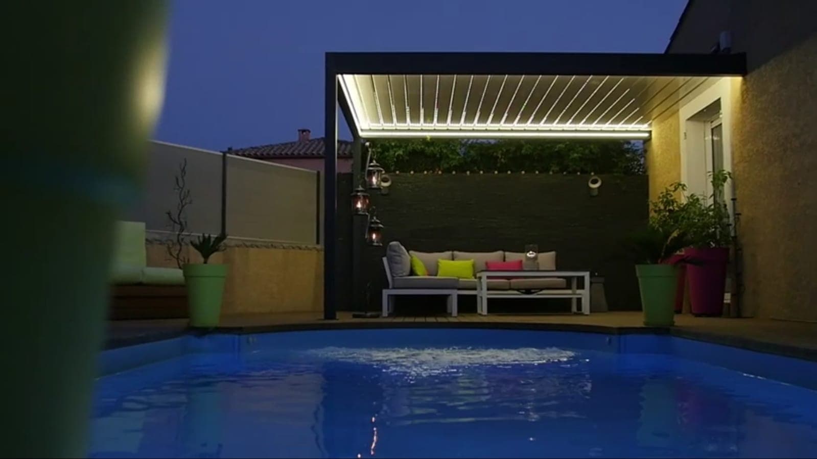 Havuzun karşısındaki aydınlatmalı pergolanın gece görünümü
