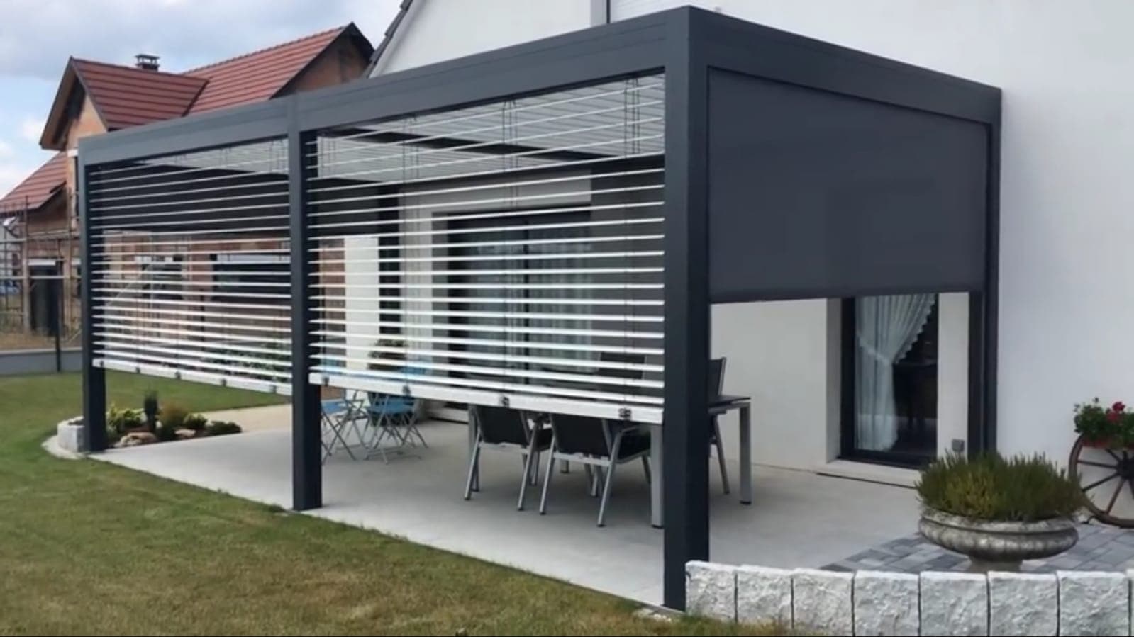 Yanları güneşliklerle çevrili koyu renk bahçe pergolası