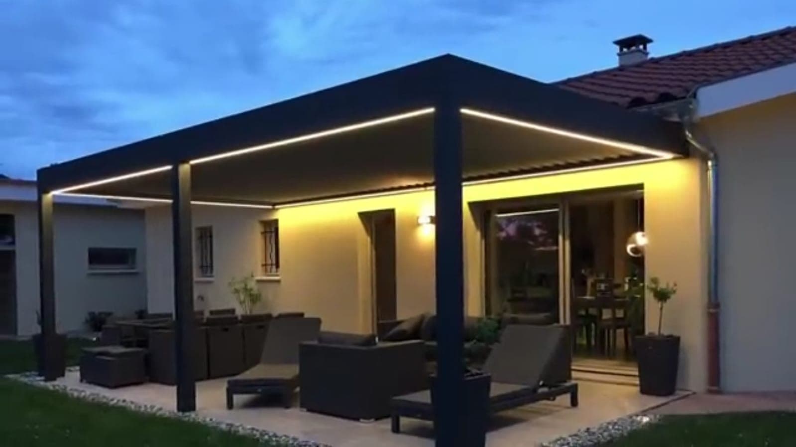 Akşam ışığında villa önündeki çizgisel aydınlatmalı pergola