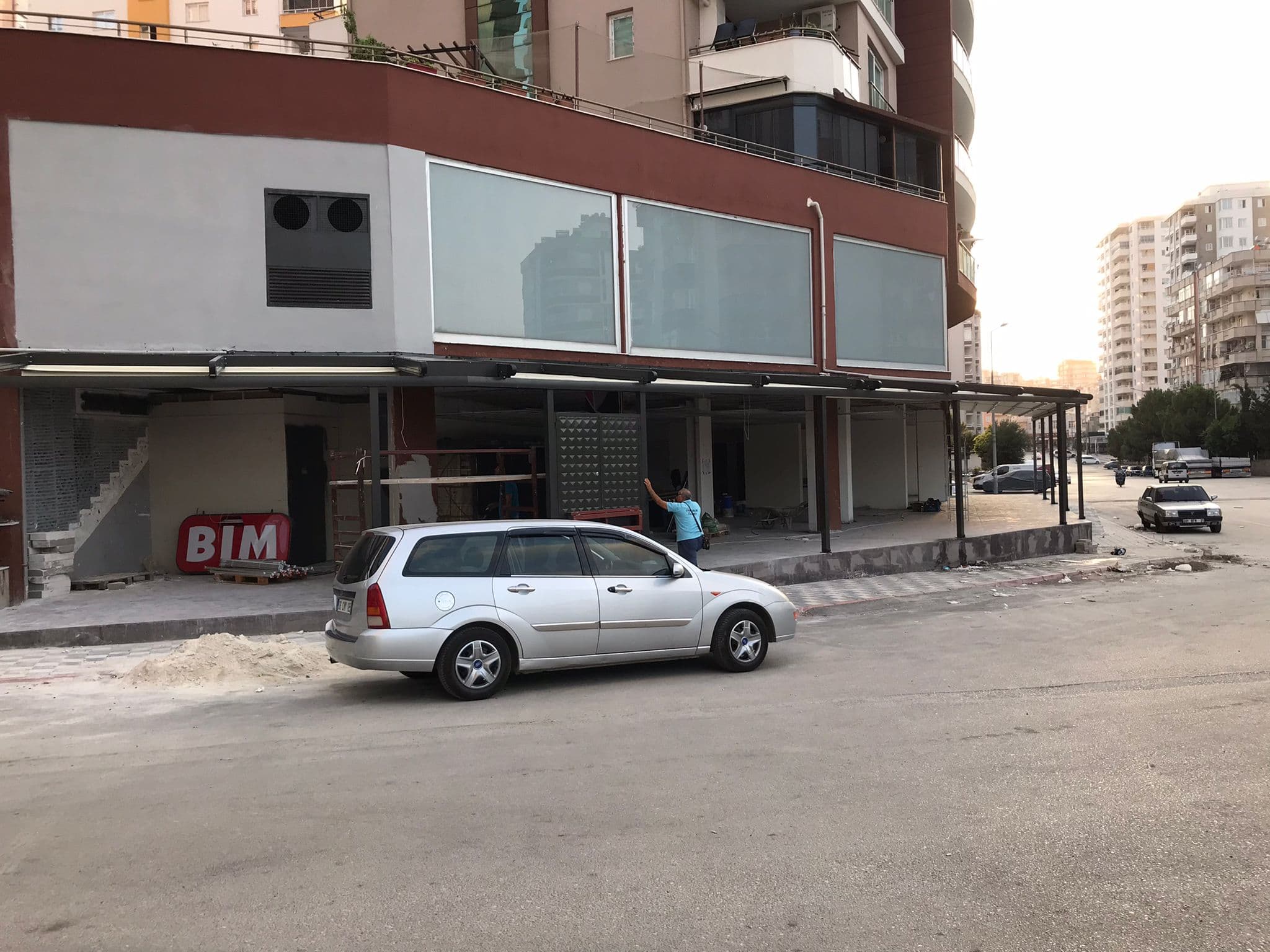 İş yerinin ön cephesi boyunca uzanan dış alan örtüsü