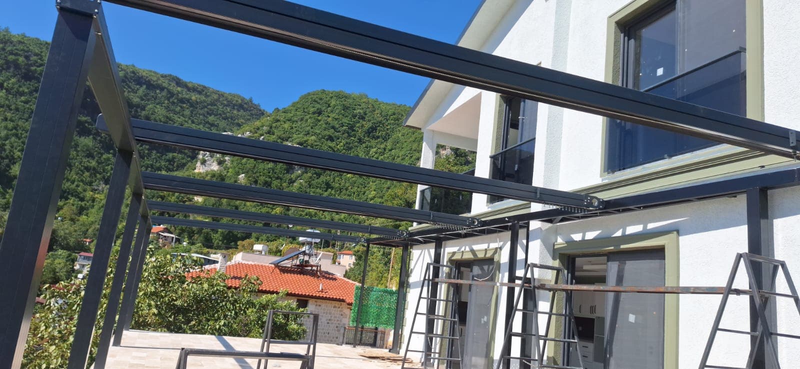 Konut terasında montaj aşamasındaki metal çatı taşıyıcıları
