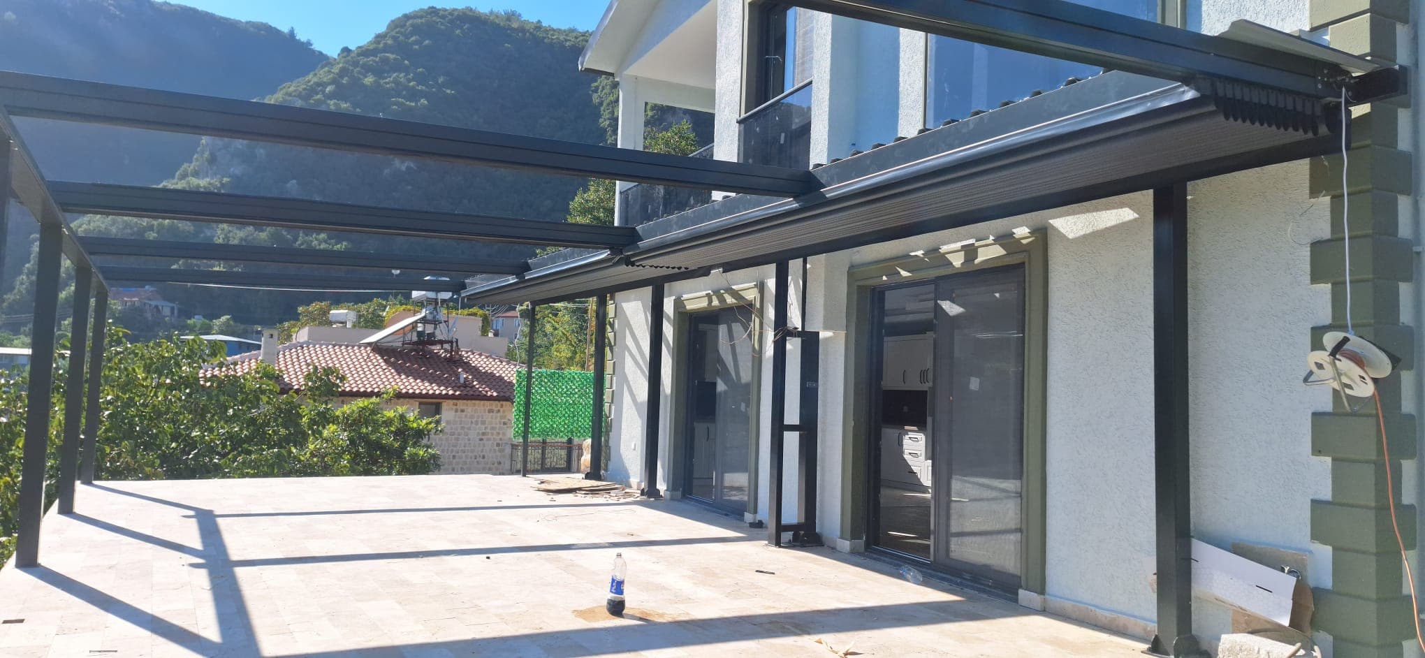 Cepheye bağlı pergola taşıyıcılarının terastan görünümü