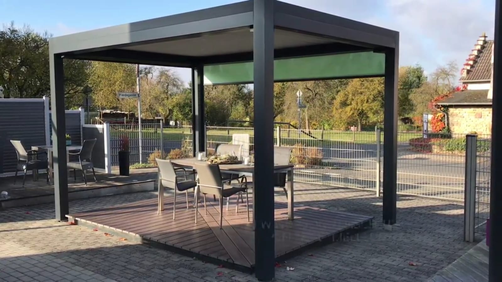 Ahşap zemin üzerinde bağımsız pergola